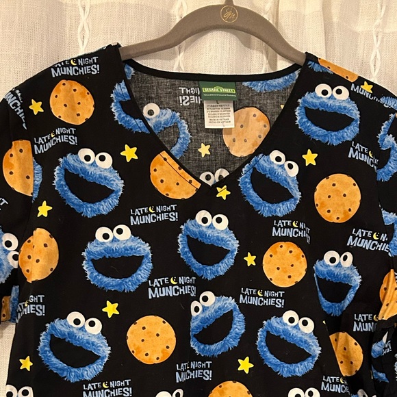 Sesame Street Cookie Monster scrub top. Sz L “Late Night Munchies!” - Picture 2 of 6